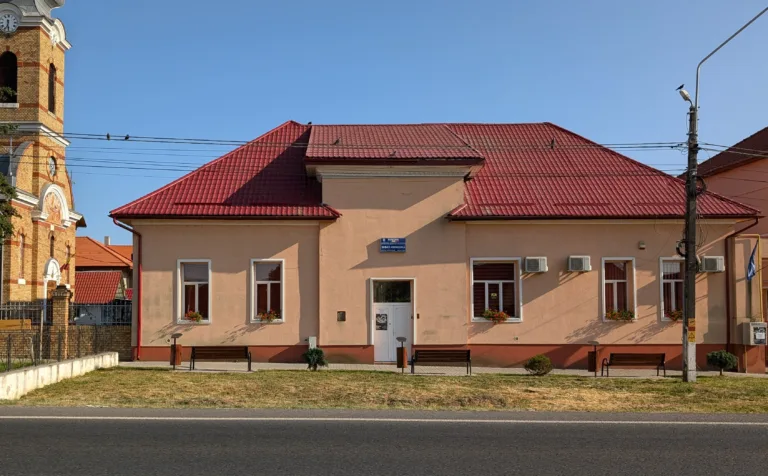 Școala gimnazială din centrul localității Remetea Mare, județul Timiș