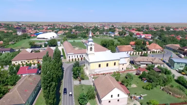 Vedere asupra centrului localității Sânandrei, județul Timiș