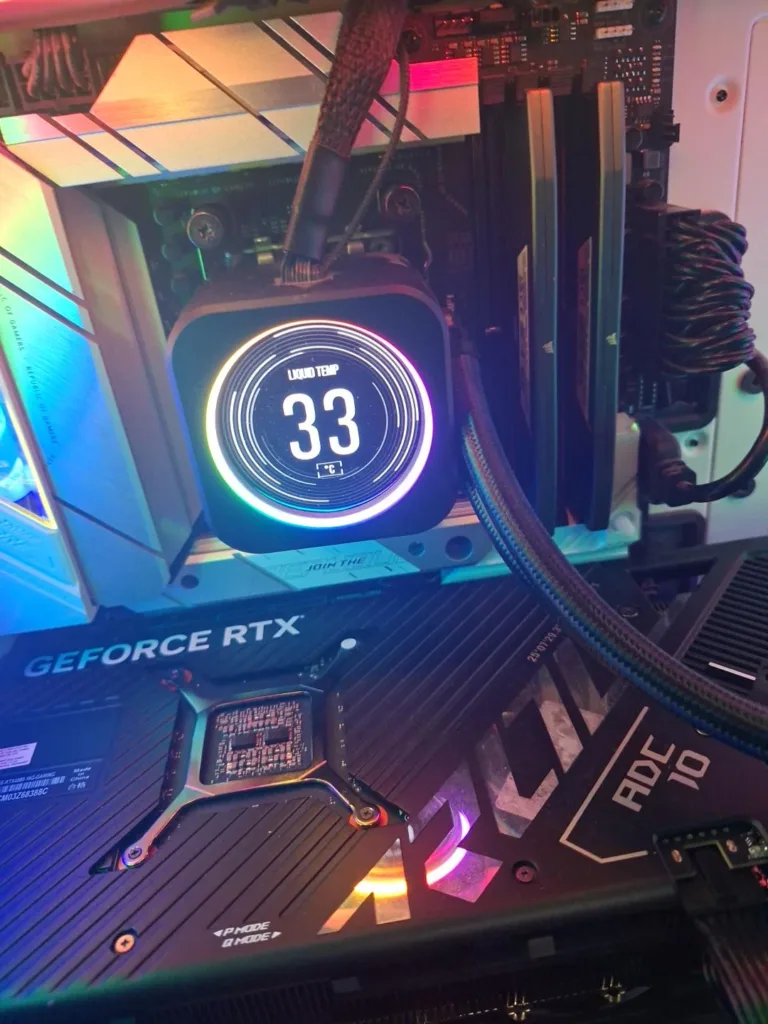 Gaming PC configuration with liquid cooling and LCD screen