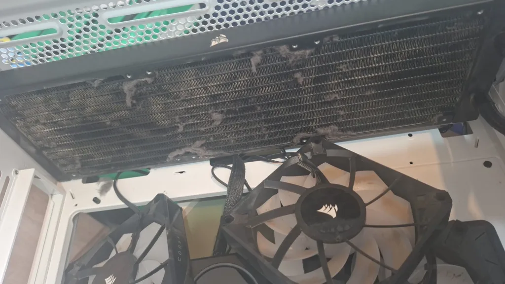 Dust buildup on radiator and fans before maintenance